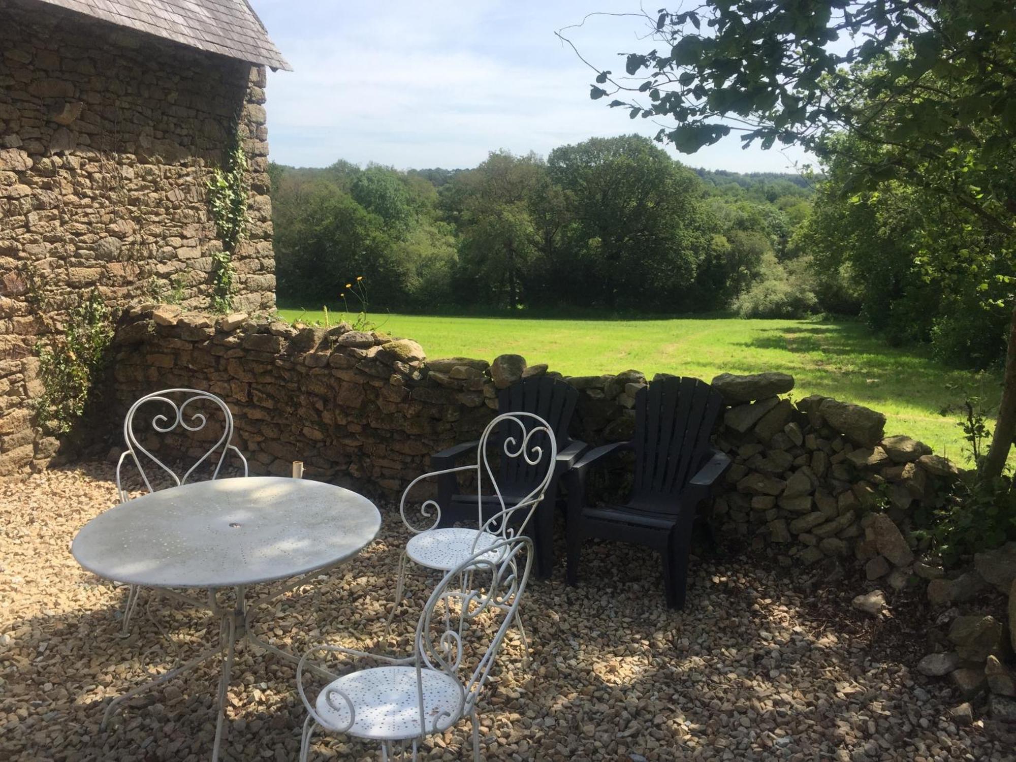 Petite maison pour 2 à 6 personnes dans un paysage totalement paisible  Landévant Exterior foto